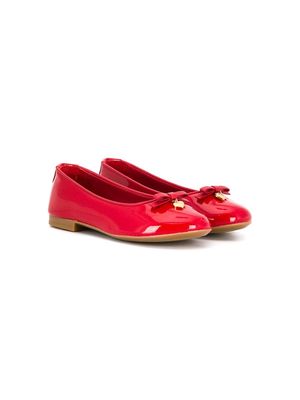 Dolce & Gabbana Kids logo-charm ballerina shoes - Red