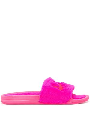 APL: ATHLETIC PROPULSION LABS embroidered-logo shearling sandals - Pink