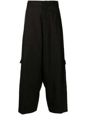 Y's pleat-detail cargo-pockets cropped trousers - Black