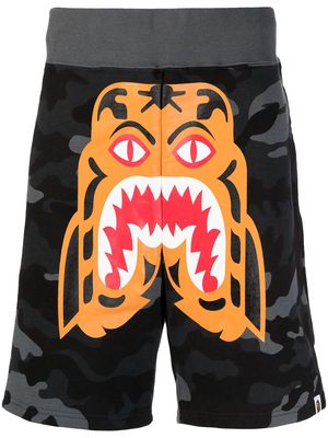 A BATHING APE® graphic-print camouflage shorts - Black