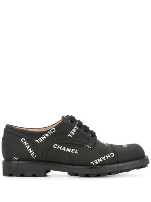 Chanel Pre-Owned 1990s logo print sneakers - Black
