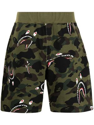 A BATHING APE® camouflage-print track shorts - Green