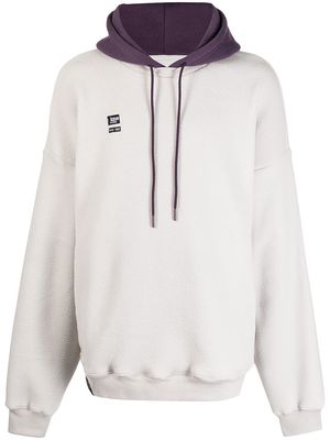 izzue two-tone logo-patch hoodie - White