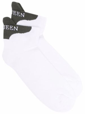 Alexander McQueen logo print ankle socks - White
