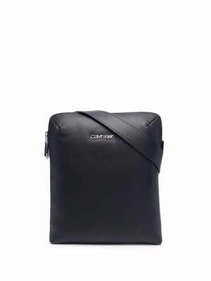 Calvin Klein logo-plaque messenger bag - Black