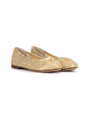 Dolce & Gabbana Kids laminated lace ballerina shoes - Gold