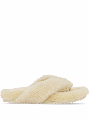 Burberry shearling thong-strap sandals - Neutrals