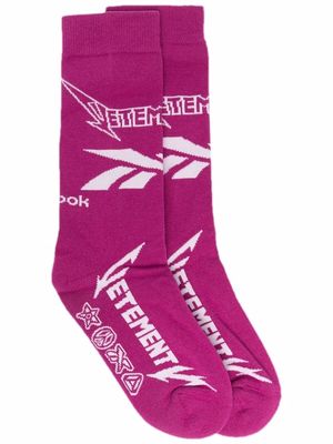 VETEMENTS logo-print socks - Pink
