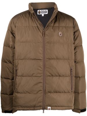 A BATHING APE® logo-patch high-neck padded jacket - Brown