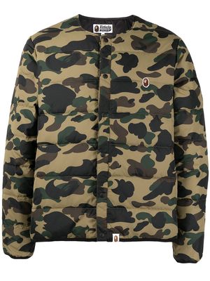 A BATHING APE® camouflage-print puffer jacket - Green