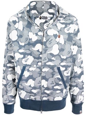 A BATHING APE® camouflage-print hooded jacket - Blue