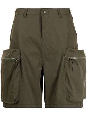 izzue x Neighborhood knee-length cargo shorts - Green