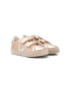 VEJA Kids laminated touch strap sneakers - Gold