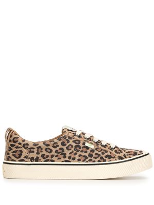 Cariuma OCA low-top leopard print suede sneakers - Brown