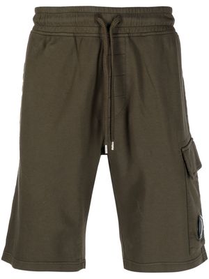 C.P. Company lens-detail cargo shorts - Green