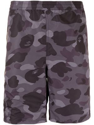A BATHING APE® camouflage-print knee-length shorts - Purple