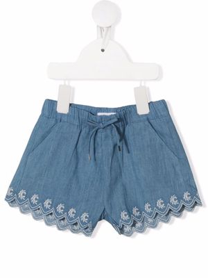 Chloé Kids embroidered-design denim shorts - Blue