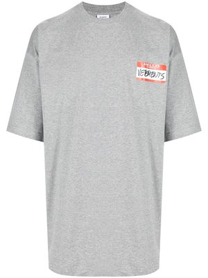VETEMENTS logo-print T-shirt - Grey