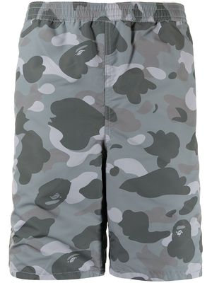 A BATHING APE® camouflage-print mid-rise shorts - Green