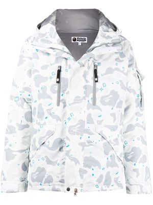 A BATHING APE® camouflage-print hooded jacket - White