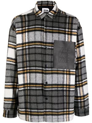 izzue checked logo-patch shirt - Black