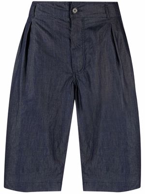 Comme Des Garçons Shirt pleat-detail knee-length denim shorts - Blue