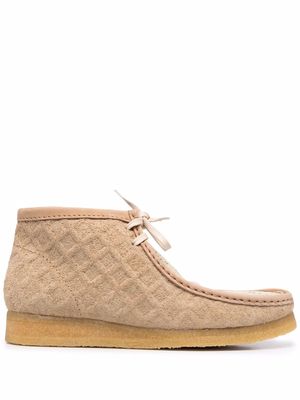 Clarks textured lace-up boots - Neutrals
