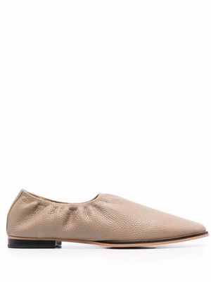 12 STOREEZ grained leather loafers - Neutrals