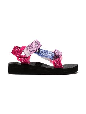 Arizona Love Kids Trekky bandana-print sandals - Pink
