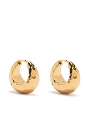 DOWER AND HALL chunky tapered nomad huggie hoops - Gold