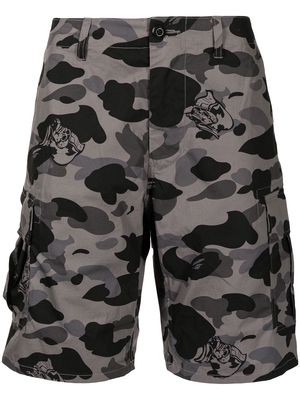 A BATHING APE® camouflage-print cargo shorts - Brown