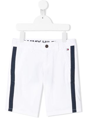 Tommy Hilfiger Junior logo-tape chino shorts - White