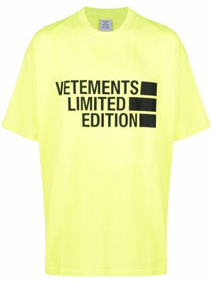 VETEMENTS oversize logo-print T-shirt - Yellow