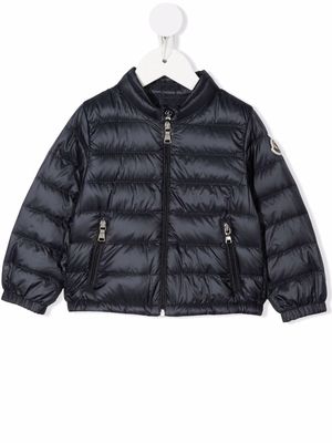 Moncler Enfant logo-patch sleeve padded jacket - Blue