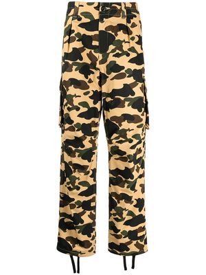 A BATHING APE® camouflage-print cargo trousers - Multicolour