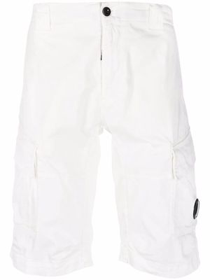 C.P. Company Lens logo patch cargo shorts - White
