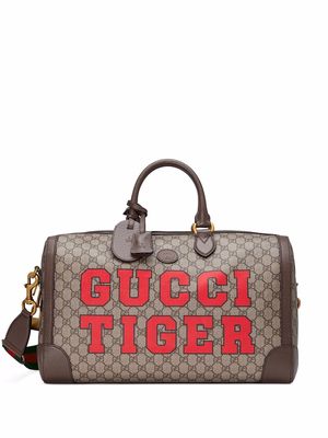 Gucci small Gucci Tiger GG supreme duffle bag - Neutrals