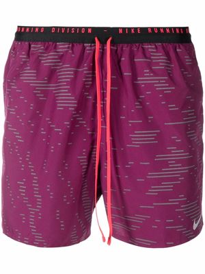 Nike swoosh-logo print shorts - Pink