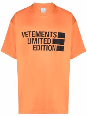 VETEMENTS oversize logo-print T-shirt - Orange