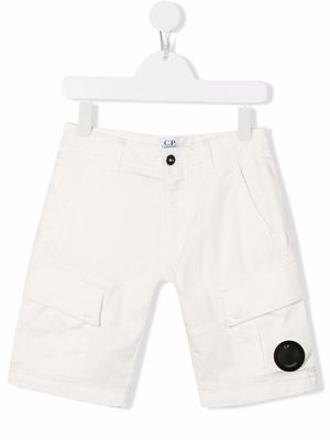C.P. Company Kids Lens-detail cargo shorts - White