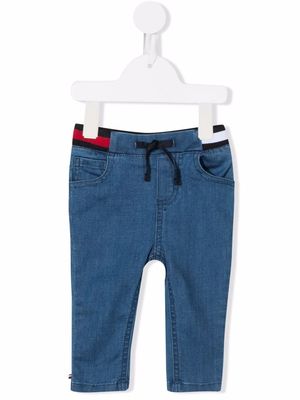 Tommy Hilfiger Junior logo-waistband denim trousers - Blue