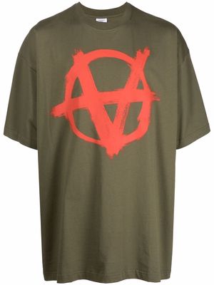 VETEMENTS Anarchy logo-print T-shirt - Green