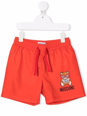 Moschino Kids teddy-print swim shorts - Red