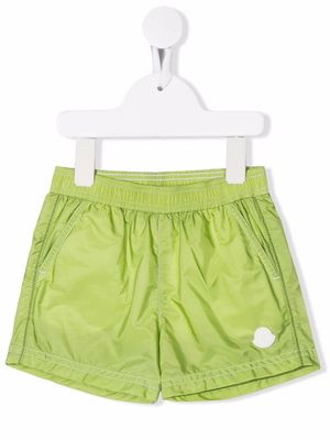Moncler Enfant logo-patch swim shorts - Green