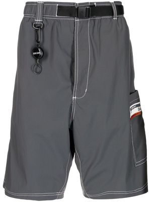 izzue patch-pocket buckled Bermuda shorts - Grey