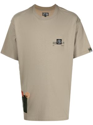 izzue logo-print detail T-shirt - Brown