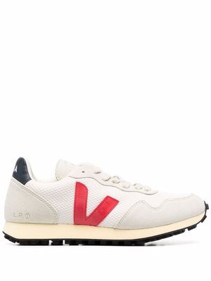 VEJA low-top lace-up trainers - White
