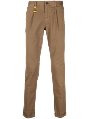 Manuel Ritz logo-charm tapered-leg trousers - Brown
