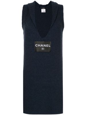 Chanel Pre-Owned 2008 logo-patch ribbed knit dress - Blue