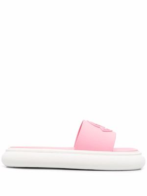 Moncler debossed-logo leather slides - Pink